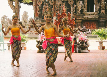 Тайский танец в храме Будды
