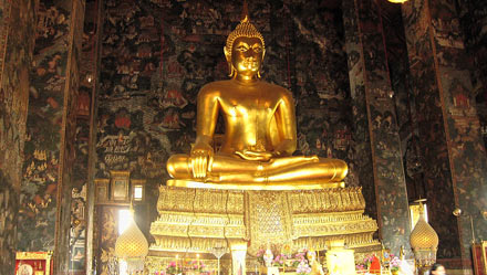 золотая статуя Будды в Бангкоке